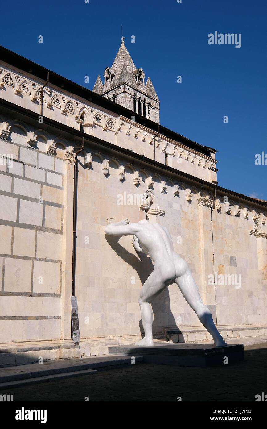 Temporäre Skulptur Herr Arbitrium am Duomo di Carrara in Massa. Stockfoto