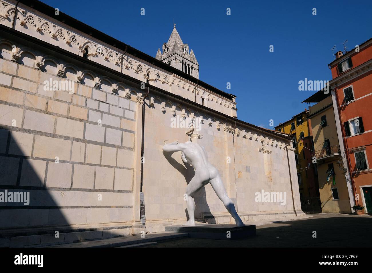 Temporäre Skulptur Herr Arbitrium am Duomo di Carrara in Massa. Stockfoto