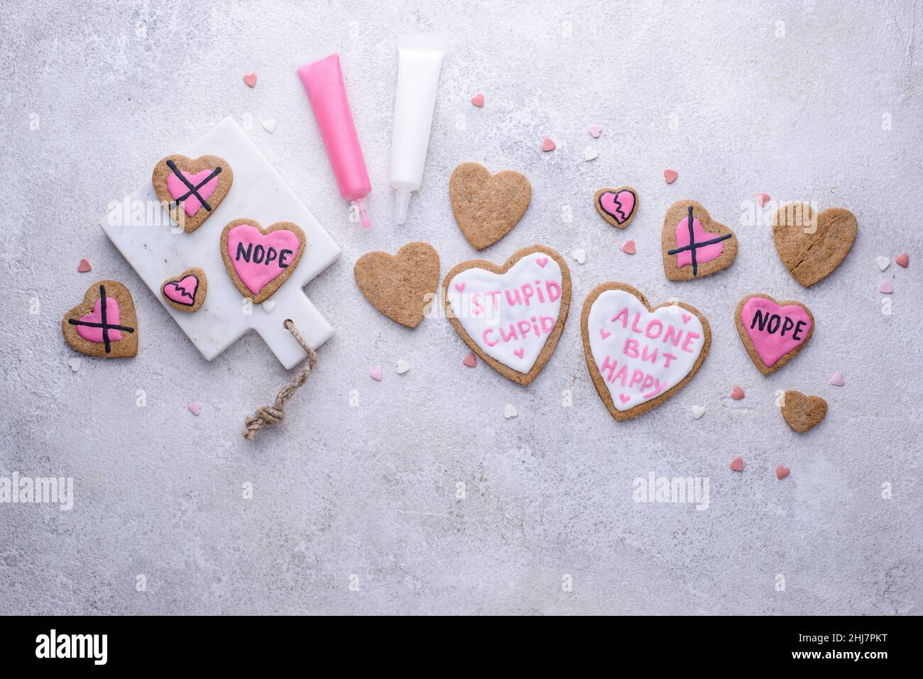 Anti-Valentinstag-Konzept. Cookies allein, aber glücklich. Stockfoto