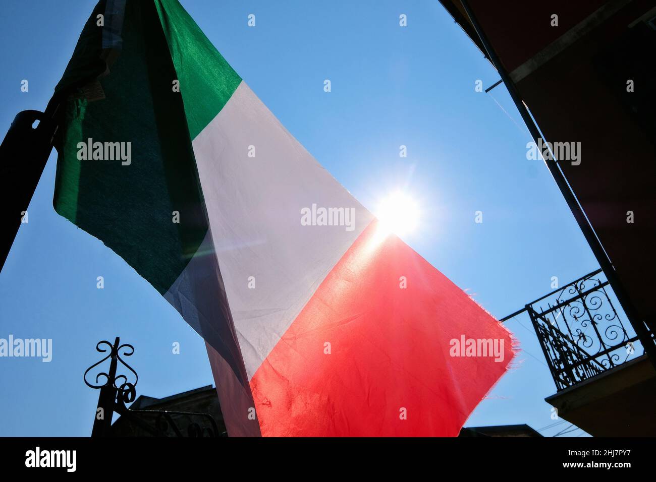 Italienische Flagge im Hintergrund. Stockfoto