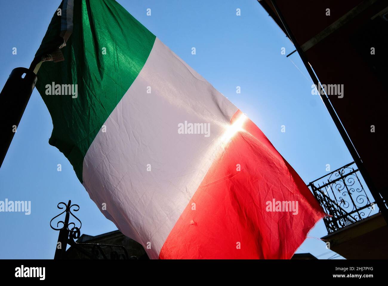 Italienische Flagge im Hintergrund. Stockfoto