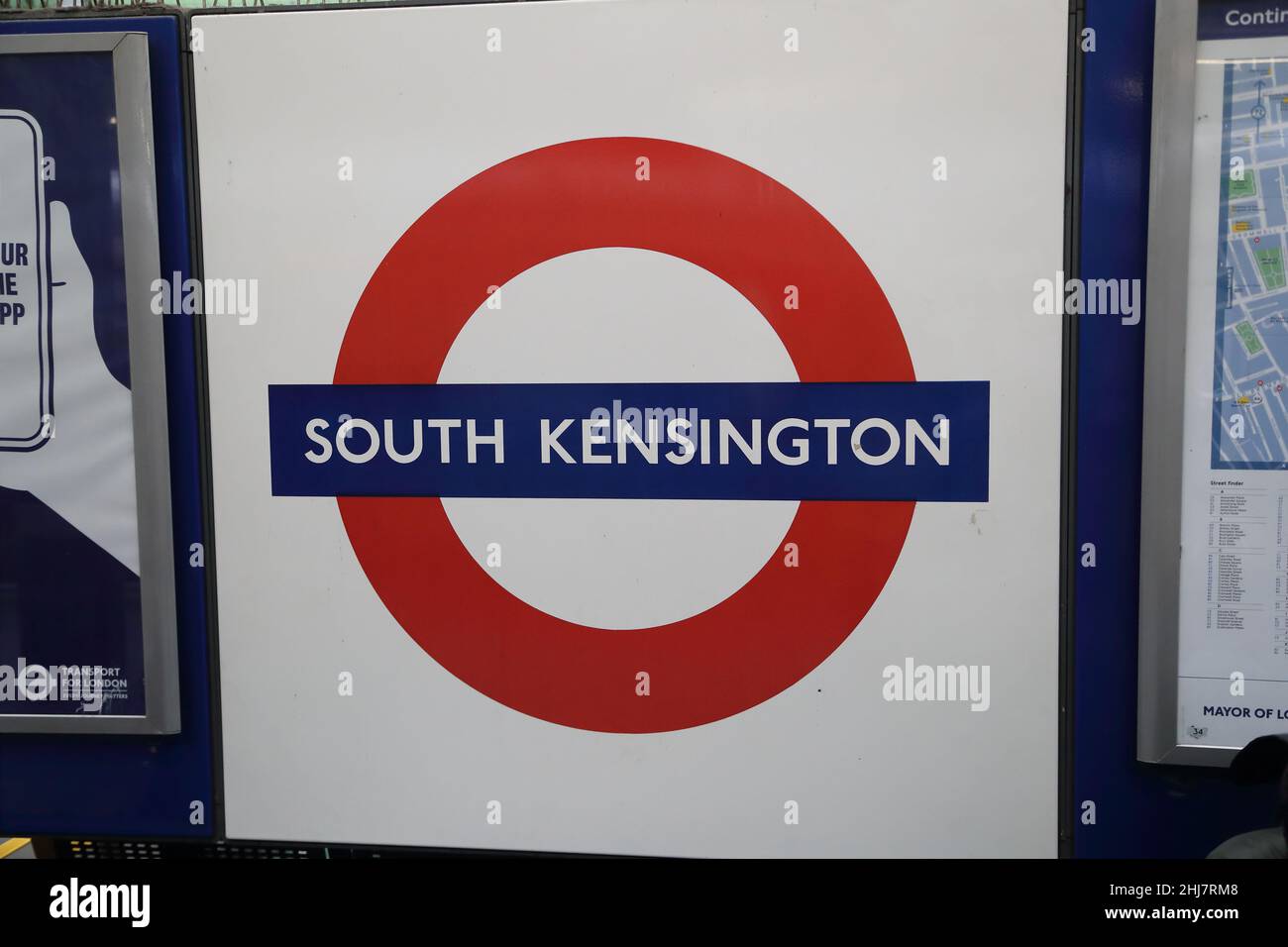 U-Bahn-Schild an der U-Bahn-Station South Kensington, London, Großbritannien Stockfoto