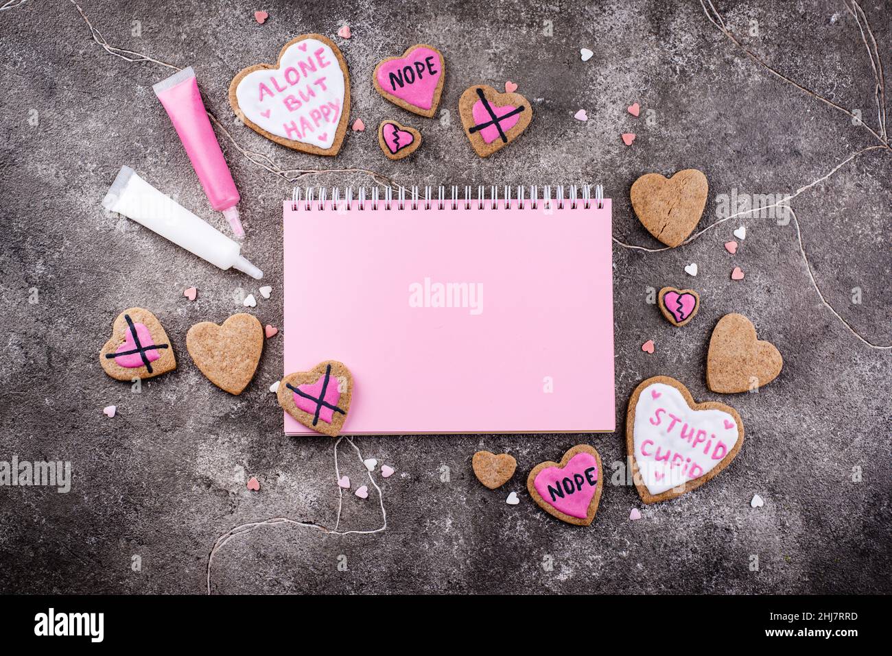 Kein Valentinstagskonzept mit Cookies-Herzen Stockfoto