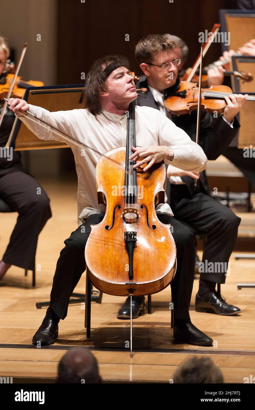 Der britische Cellist Julian Lloyd Webber OBE tritt mit dem Royal Philharmonic Orchestra in der Cadogan Hall, Sloane Terrace, London, Großbritannien auf. 15 Mai 2007 Stockfoto