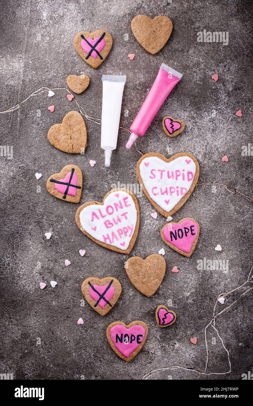 Anti-Valentinstag-Konzept. Cookies allein, aber glücklich. Stockfoto