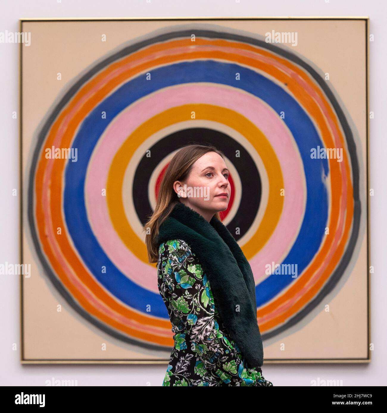 London, Großbritannien. 27. Januar 2022. Ein Mitarbeiter mit 'Turn', 1977, von Kenneth Noland. Preview of Caro and North American Painters, eine Ausstellung von Skulpturen von Anthony Caro aus den Jahren 1960s und 1970s, die zusammen mit zeitgenössischen Gemälden seiner Freunde und Kollegen in der Gagosian Gallery, Grosvenor Hill, gezeigt wird. Die Ausstellung läuft vom 27. Januar bis zum 5. März 2022. Kredit: Stephen Chung / Alamy Live Nachrichten Stockfoto