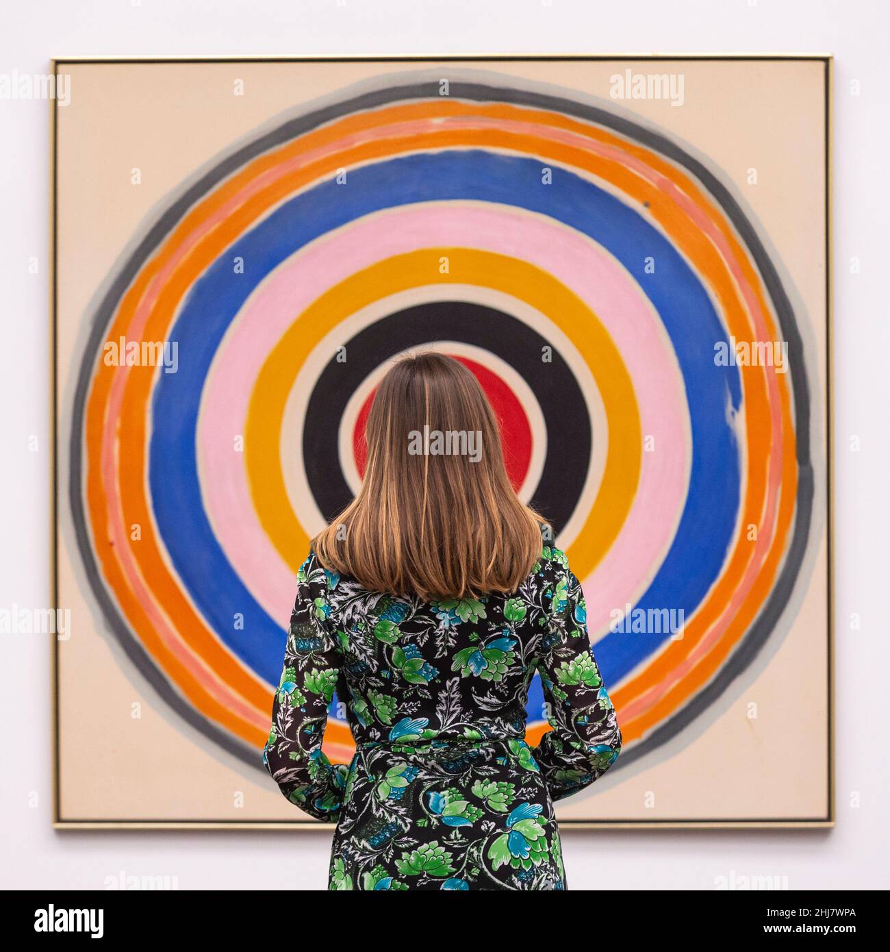 London, Großbritannien. 27. Januar 2022. Ein Mitarbeiter mit 'Turn', 1977, von Kenneth Noland. Preview of Caro and North American Painters, eine Ausstellung von Skulpturen von Anthony Caro aus den Jahren 1960s und 1970s, die zusammen mit zeitgenössischen Gemälden seiner Freunde und Kollegen in der Gagosian Gallery, Grosvenor Hill, gezeigt wird. Die Ausstellung läuft vom 27. Januar bis zum 5. März 2022. Kredit: Stephen Chung / Alamy Live Nachrichten Stockfoto