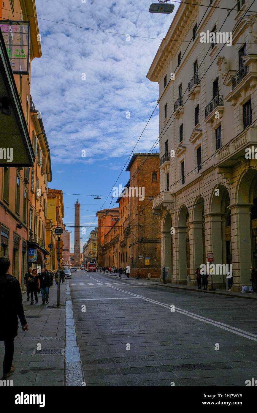 Oktober 2021 Bologna, Italien: Straße Via Rizzoli durch alte Stadtgebäude und Due Torri mit Touristen zu Fuß Stockfoto