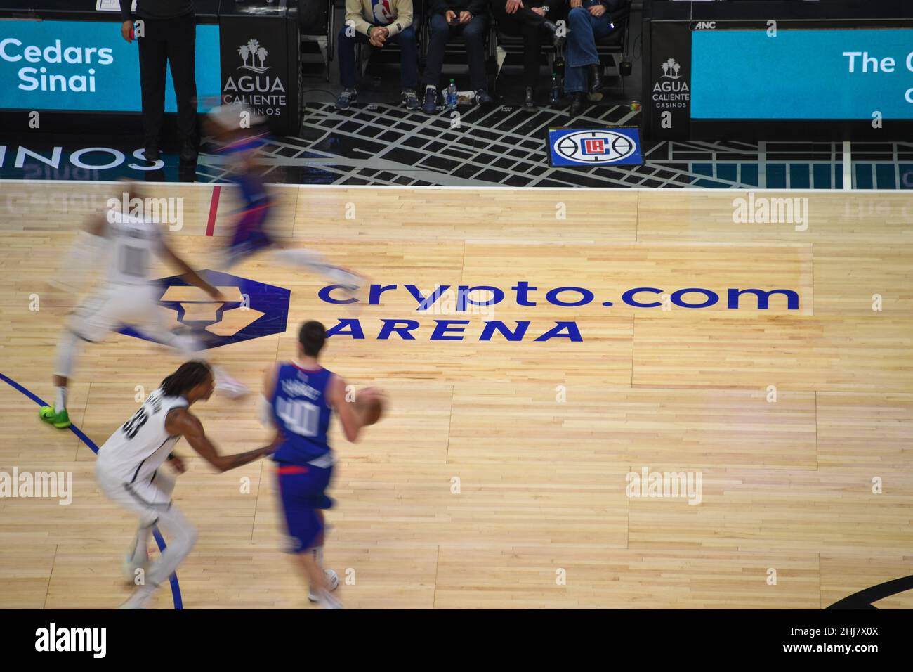 Crypto.com Arena Signage wird während eines NBA-Basketballspiels zwischen den LA Clippers und den Brooklyn Nets am Montag, den 27. Dezember 2021 in Los Angeles gesehen. T Stockfoto