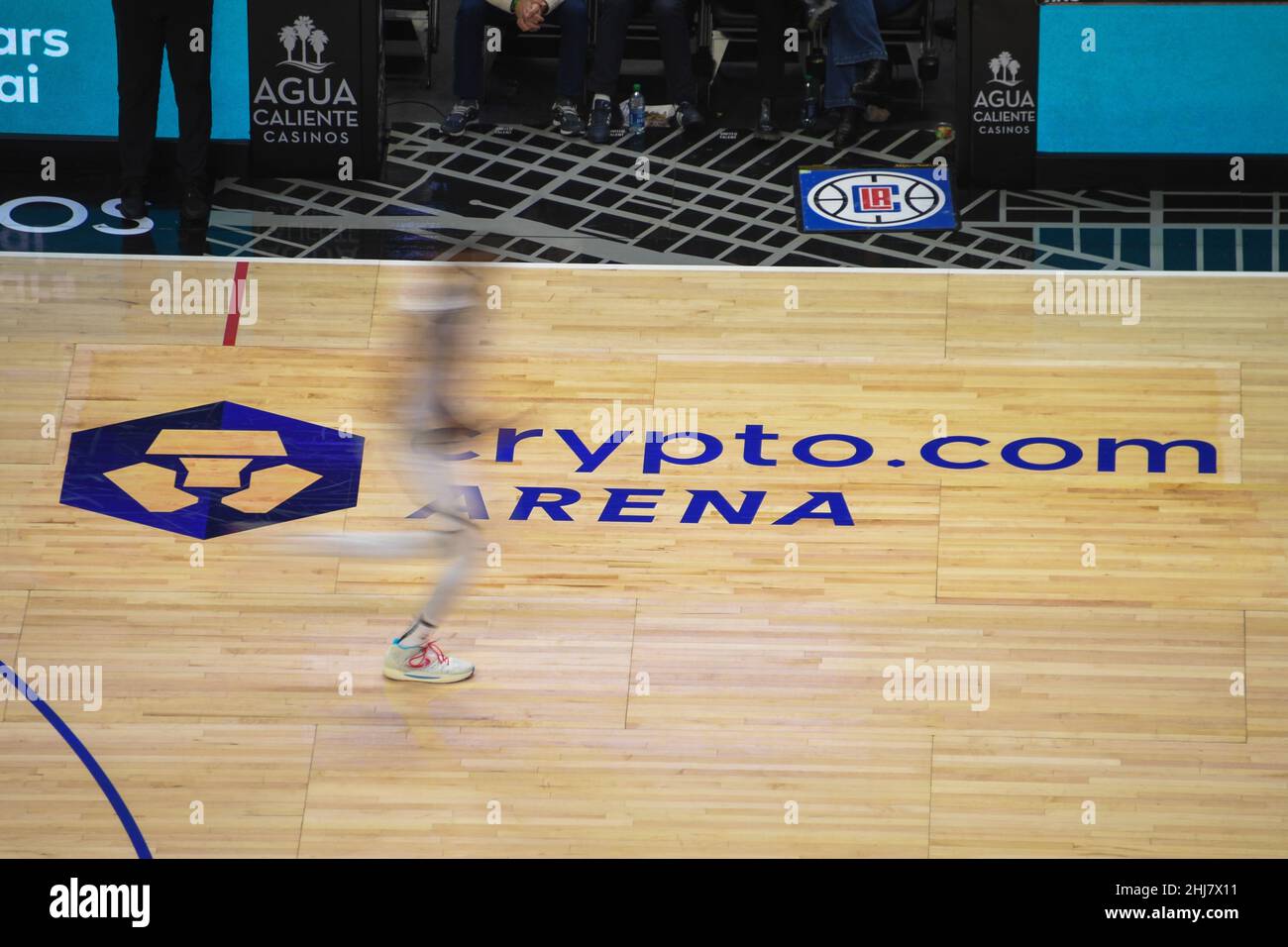 Crypto.com Arena Signage wird während eines NBA-Basketballspiels zwischen den LA Clippers und den Brooklyn Nets am Montag, den 27. Dezember 2021 in Los Angeles gesehen. T Stockfoto