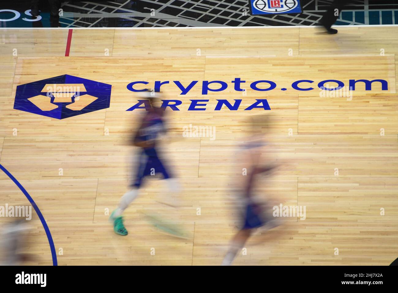 Crypto.com Arena Signage wird während eines NBA-Basketballspiels zwischen den LA Clippers und den Brooklyn Nets am Montag, den 27. Dezember 2021 in Los Angeles gesehen. T Stockfoto