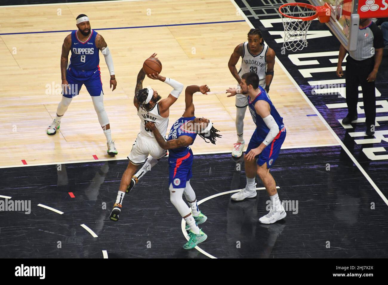 Brooklyn Nets Wache DeAndre' Embry (95) schießt den Ball während eines NBA-Basketballspiels gegen die LA Clippers am Montag, den 27. Dezember 2021 in Los Angeles. Stockfoto