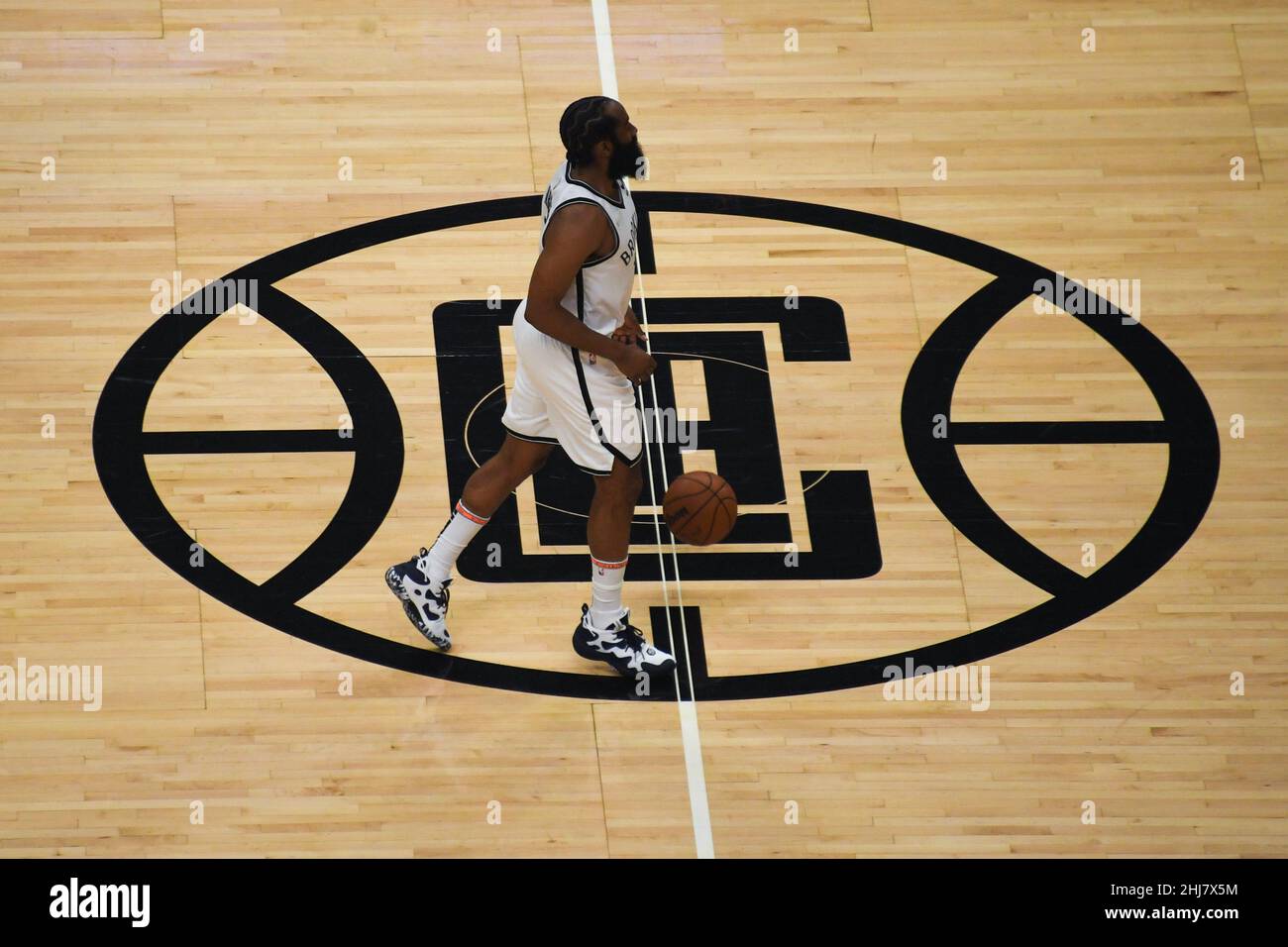Brooklyn Nets Wache James Harden (13) tropft den Ball während eines NBA-Basketballspiels am Montag, den 27. Dezember 2021 in Los Angeles über das LOGO VON LA Clippers Stockfoto