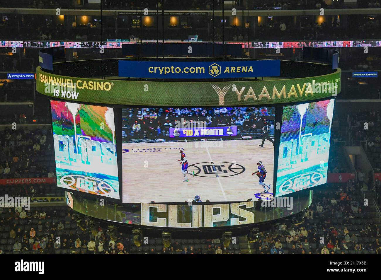 In der neu umbenannten Arena Crypto.com wird während eines NBA-Basketballspiels zwischen den LA Clippers und den Brooklyn Nets am Montag, den 12. Dezember, die Beschilderung beleuchtet Stockfoto