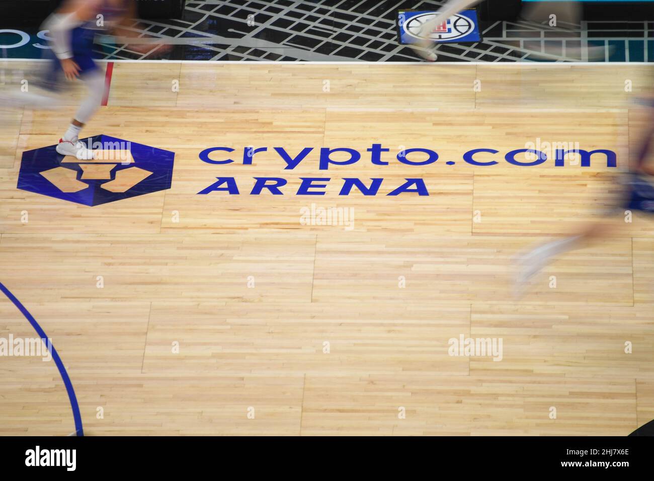 Crypto.com Arena Signage wird während eines NBA-Basketballspiels zwischen den LA Clippers und den Brooklyn Nets am Montag, den 27. Dezember 2021 in Los Angeles gesehen. T Stockfoto