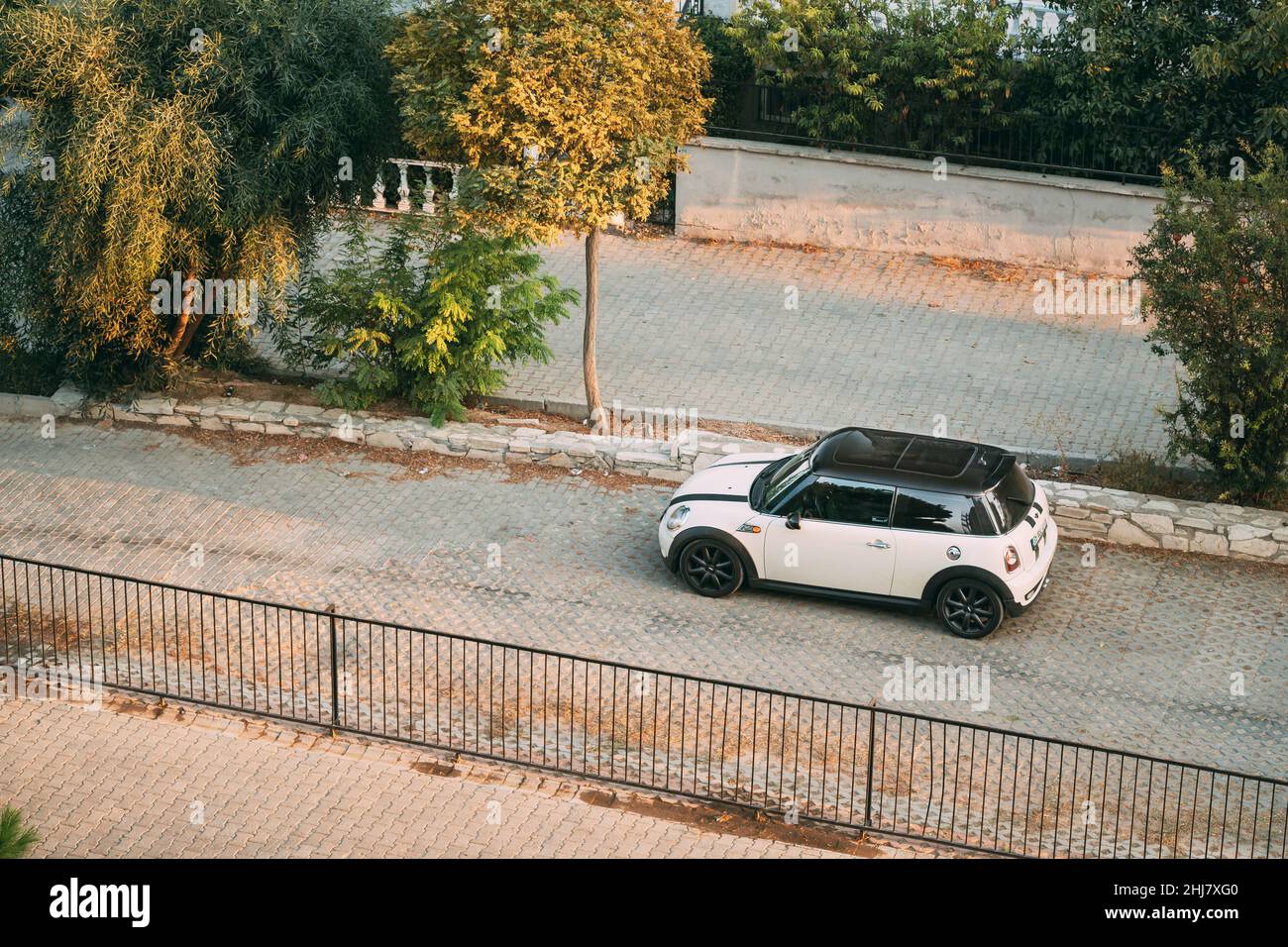 Blick Von Oben Auf Den Weißen 2004 Mini One Hatch Mini Cooper Parkplatz Auf Der Straße Stockfoto