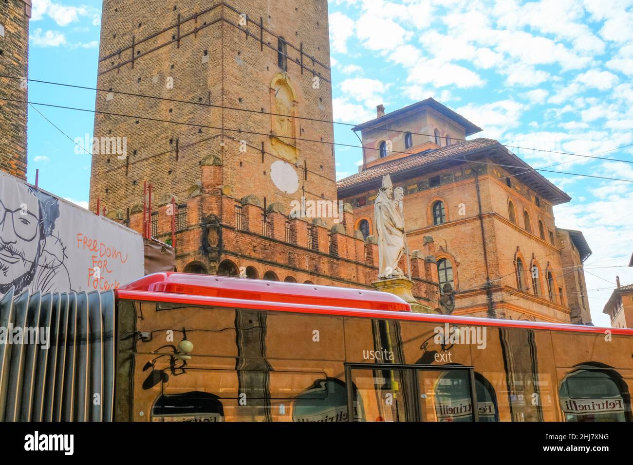 Oktober 2021 Bologna, Italien: Statue des heiligen Petronius über den beiden Türmen, der Kuppel und dem blauen Himmel. Reiseziele Stockfoto