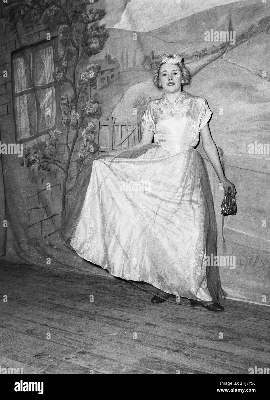 1956, historisch, Jack and the Beanstalk, Teenager-Mädchen auf der Bühne in ihrem Kostüm in einer Amateur-Theaterproduktion von Jack and the Beanstalk, einer berühmten alten englischen Volksgeschichte oder Fabel, England, Großbritannien. England, Großbritannien. Stockfoto