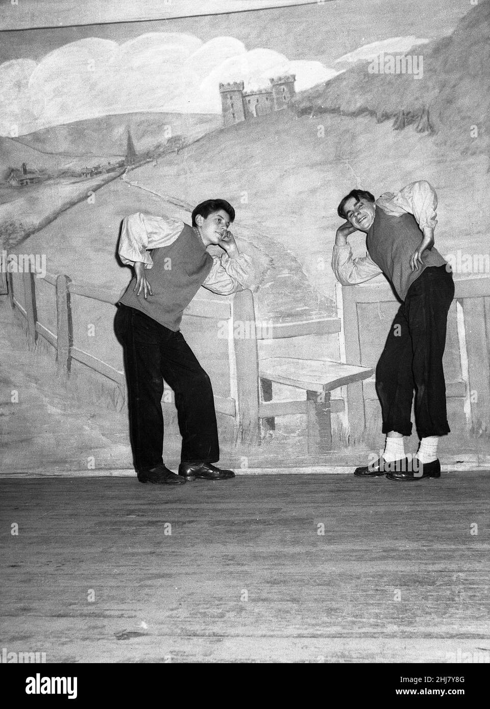 1956, historische, zwei Teenager-Jungen in ihren Kostümen auf der Bühne, in einer Amateur-Theaterproduktion von Jack and the Beanstalk, einer berühmten alten englischen Volksgeschichte oder Fabel, England, Großbritannien. Stockfoto