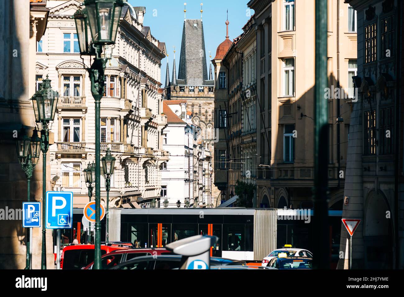 Blick auf die belebte Straße auf der Prager Kleinseite (Mala Strana). Tschechische Republik Stockfoto