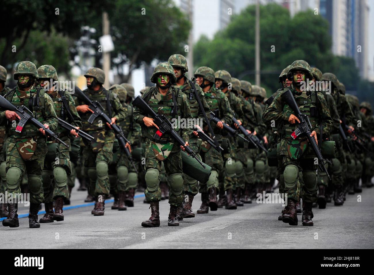 Militärparade am Unabhängigkeitstag. Brasilianische Streitkräfte, Sondertruppen, die gemeinsam auf der Straße marschieren: Armee, Marine und Luftwaffe Stockfoto