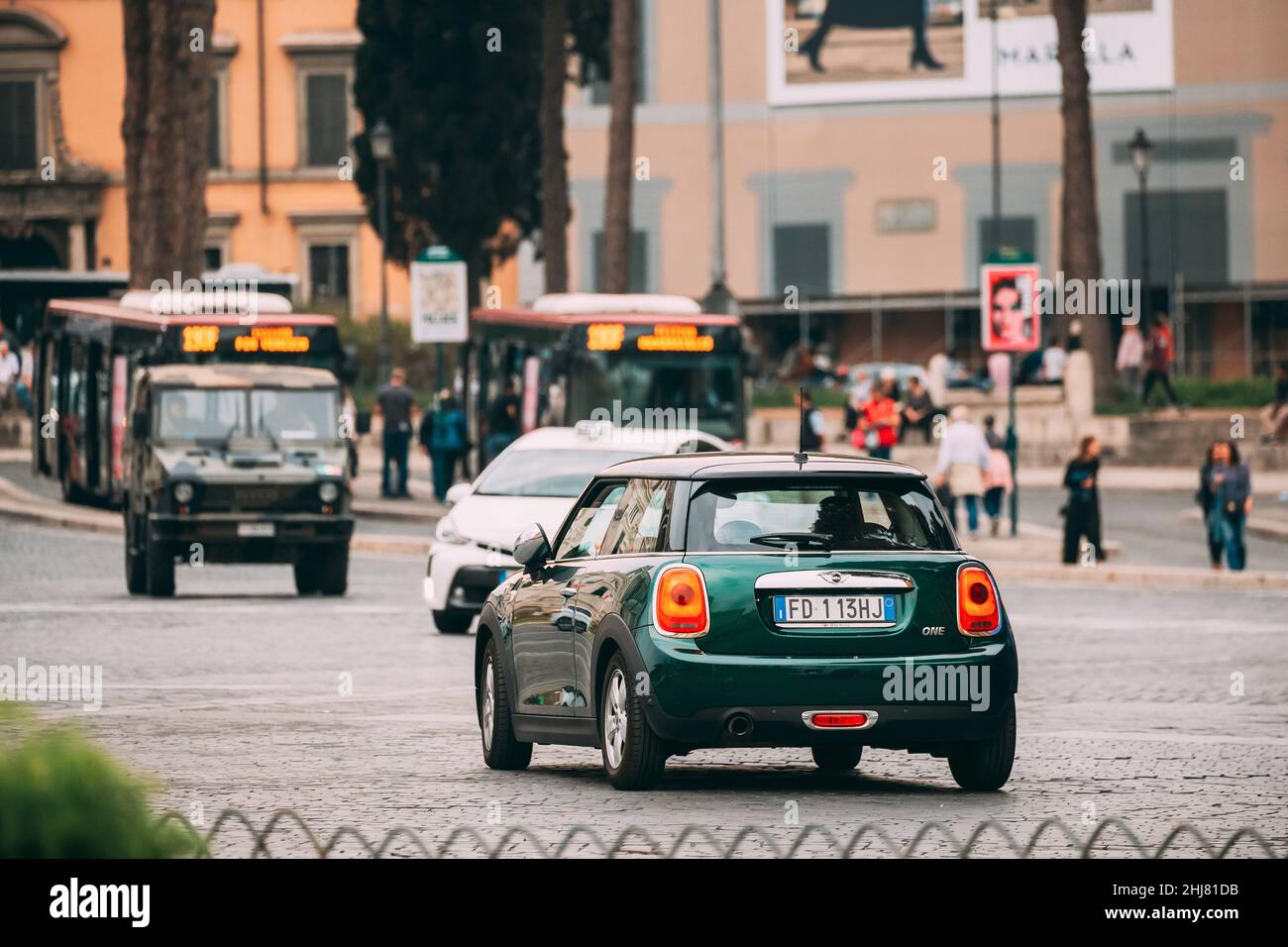 Green Color Mini One Hatch Mini Cooper Car Fährt Auf Der City Street Stockfoto