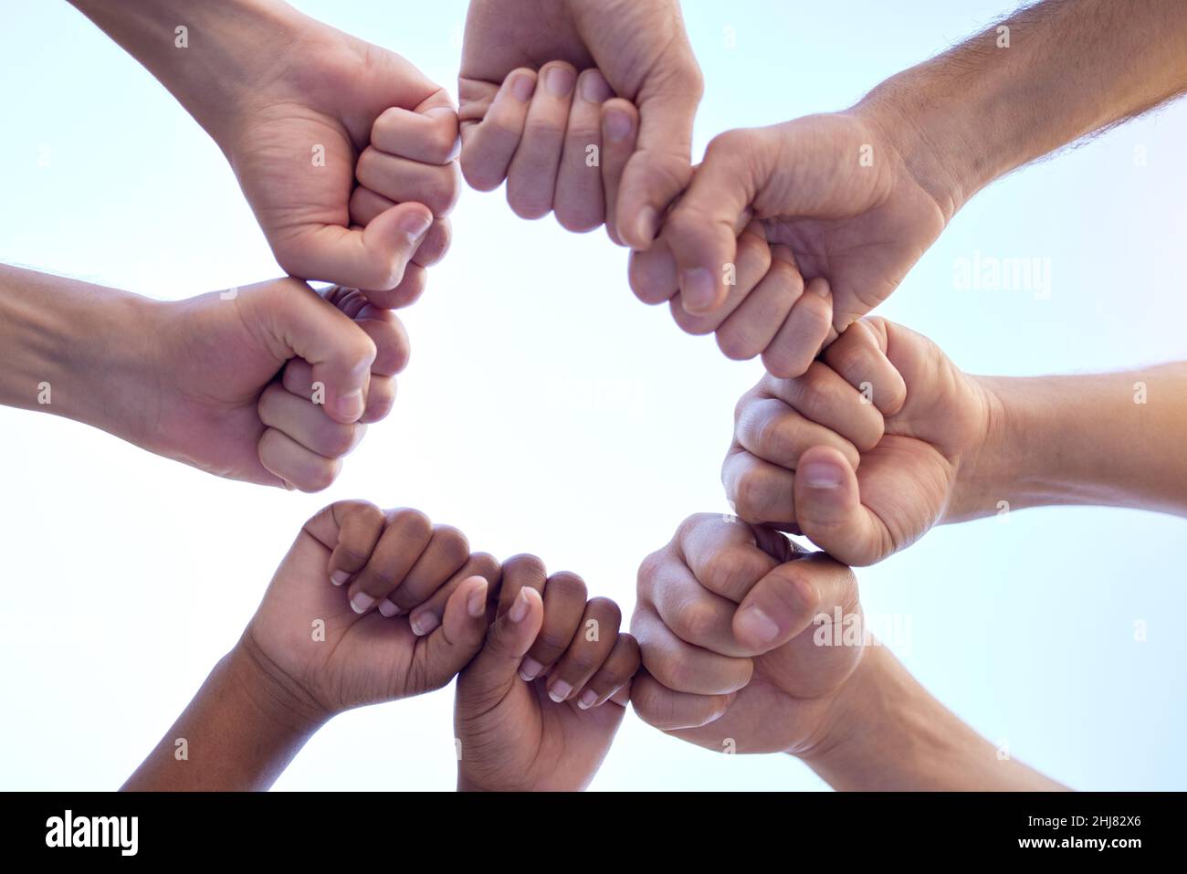 Ihre Unterstützung wird immer geschätzt. Aufnahme einer Gruppe von Menschen, die sich im Kreis mit der Faust anstoßen. Stockfoto