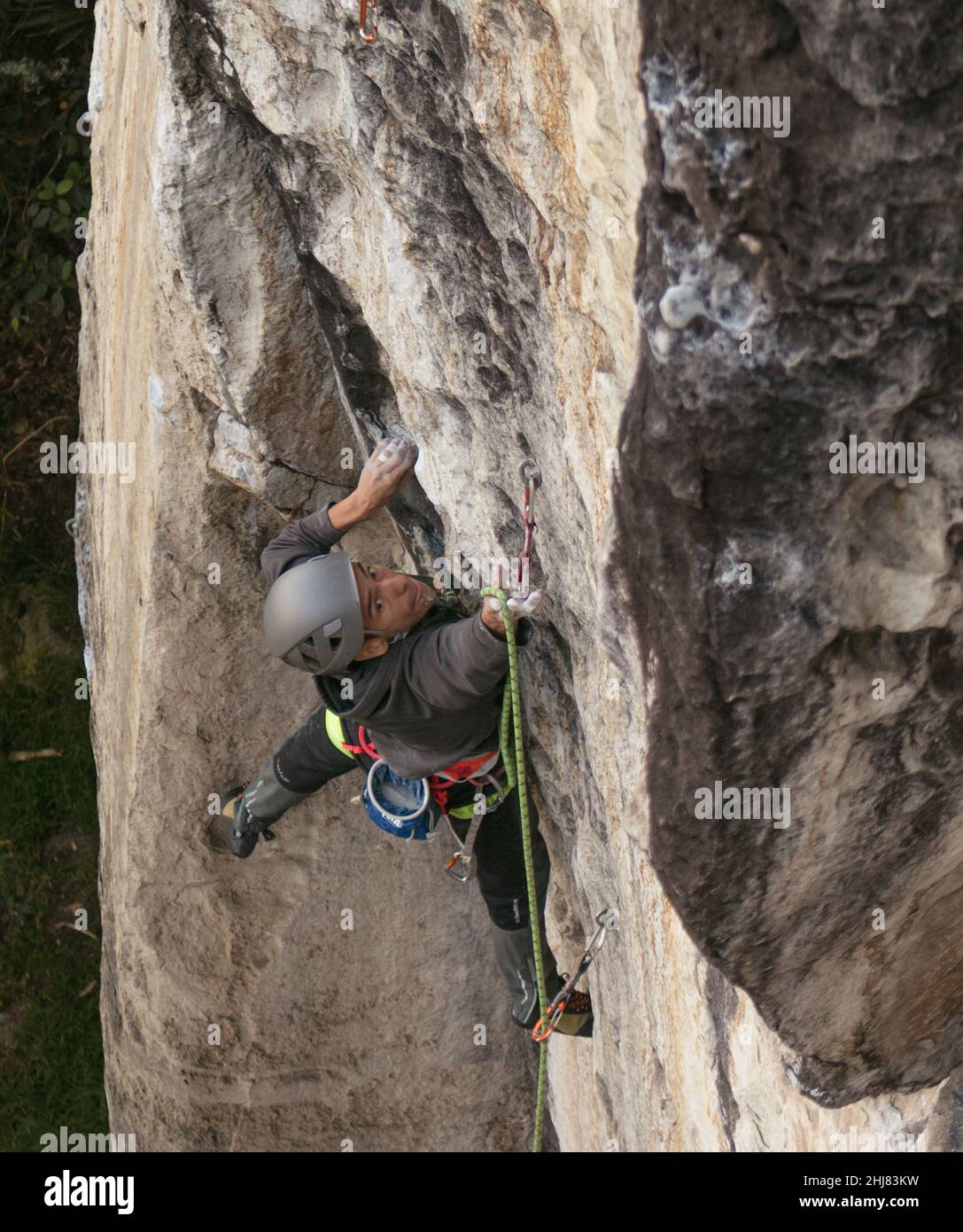 Ehrliche Aufnahme eines flatternden, dunkelhäutigen männlichen Kletterers, der sich bemüht Stockfoto