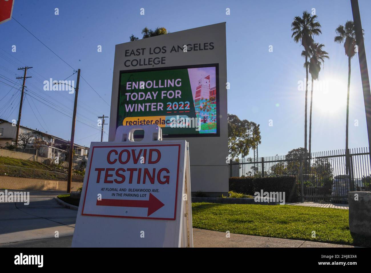 Autofahrer stellen sich am East Los Angeles College auf, um einen COVID-19-Test zu erhalten, inmitten des Anstiegs der Omicron-Variante, Mittwoch, 5. Januar 2022, in Monterey P Stockfoto
