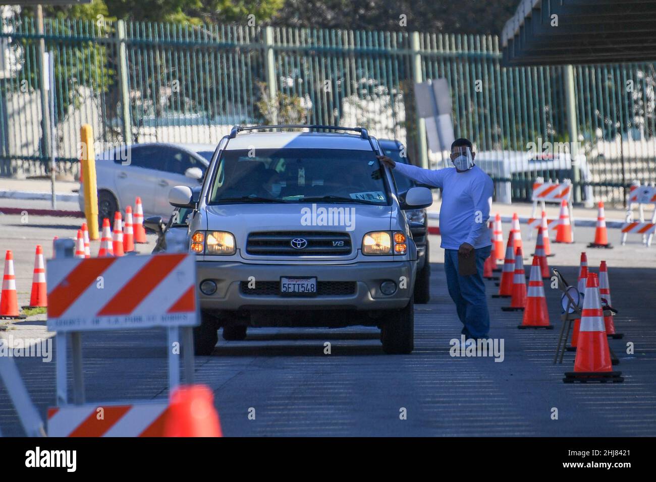 Autofahrer stellen sich am East Los Angeles College auf, um einen COVID-19-Test zu erhalten, inmitten des Anstiegs der Omicron-Variante, Mittwoch, 5. Januar 2022, in Monterey P Stockfoto