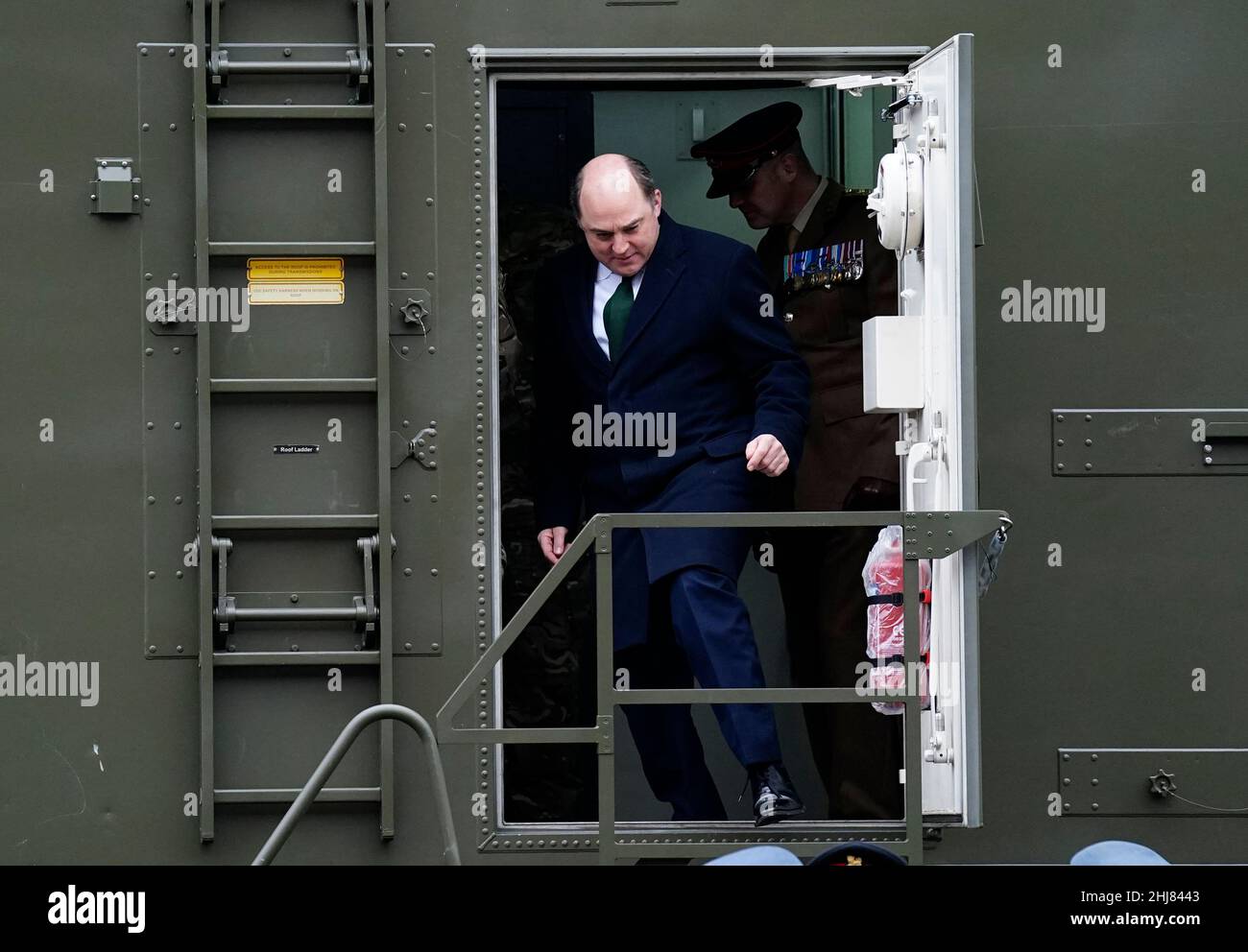 Verteidigungsminister Ben Wallace (links) nach der Parade des Farbwechsels in den Baker Barracks auf Thorney Island, West Sussex, als sich das Regiment Royal Artillery 16 von seinen Rapier-Raketen verabschiedet und das neue hochmoderne Luftverteidigungssystem Sky Sabre als seine feierlichen Farben begrüßt. Bilddatum: Donnerstag, 27. Januar 2022. Stockfoto