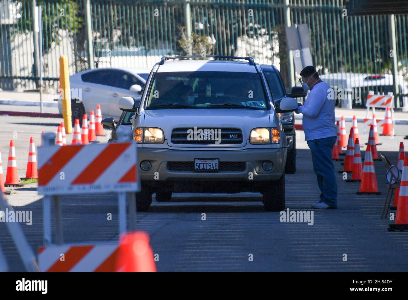 Autofahrer stellen sich am East Los Angeles College auf, um einen COVID-19-Test zu erhalten, inmitten des Anstiegs der Omicron-Variante, Mittwoch, den 5. Januar 2022, im Monterey Park, Kalifornien (Dylan Stewart/Image of Sport) Foto via Newscom Stockfoto