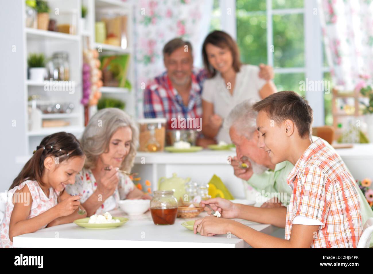 Glückliche Familie beim Abendessen gemeinsam zu Hause Stockfoto