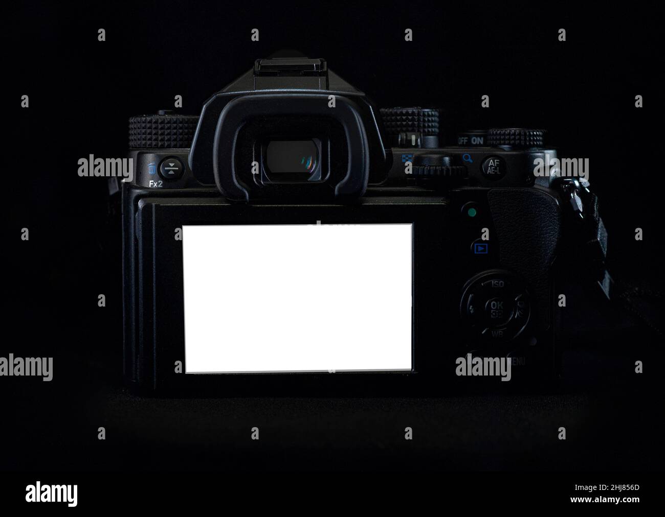 Low-Key-Licht, Rückseite einer DSLR mit schwarzem Gehäuse auf schwarzem Hintergrund, zeigt den LCD-Bildschirm in Weiß mit Arim-Licht auf der oberen Nahaufnahme Stockfoto