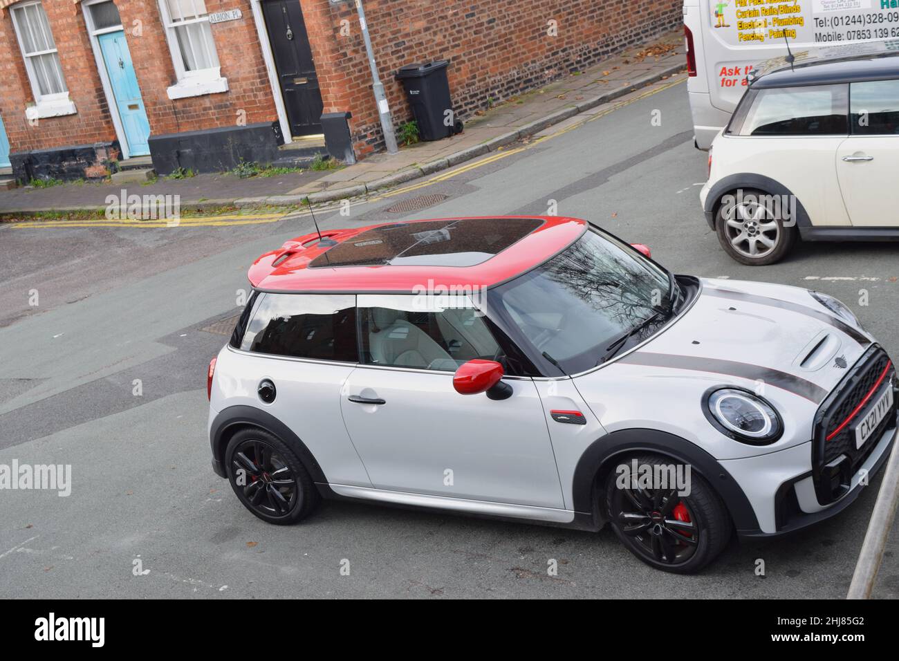 Car Mini wird in Chester UK beim Backsteinhaus geparkt. Stockfoto
