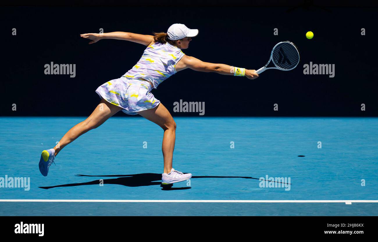 Melbourne, Australien. 25th Januar 2022. IGA Swiatek aus Polen im Einsatz gegen Kaia Kanepi aus Estland während der Viertelfinalrunde bei den Australian Open 2022, WTA Grand Slam Tennisturnier am 26. Januar 2022 im Melbourne Park in Melbourne, Australien - Foto: Rob Prange/DPPI/LiveMedia Kredit: Unabhängige Fotoagentur/Alamy Live News Stockfoto