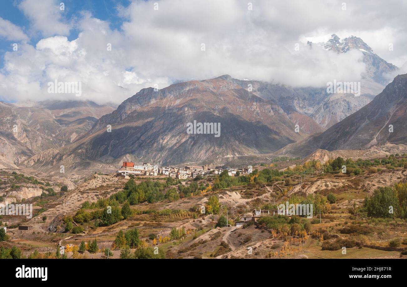 Berglandschaft im Himalaya. Jharkot Dorf im Tal. Annapurna Schutzgebiet, untere Mustang Region, Nepal Stockfoto Berglandschaft im Himalaya. Jharkot Dorf im Tal. Annapurna Schutzgebiet, untere Mustang Region, Nepal Stockfoto