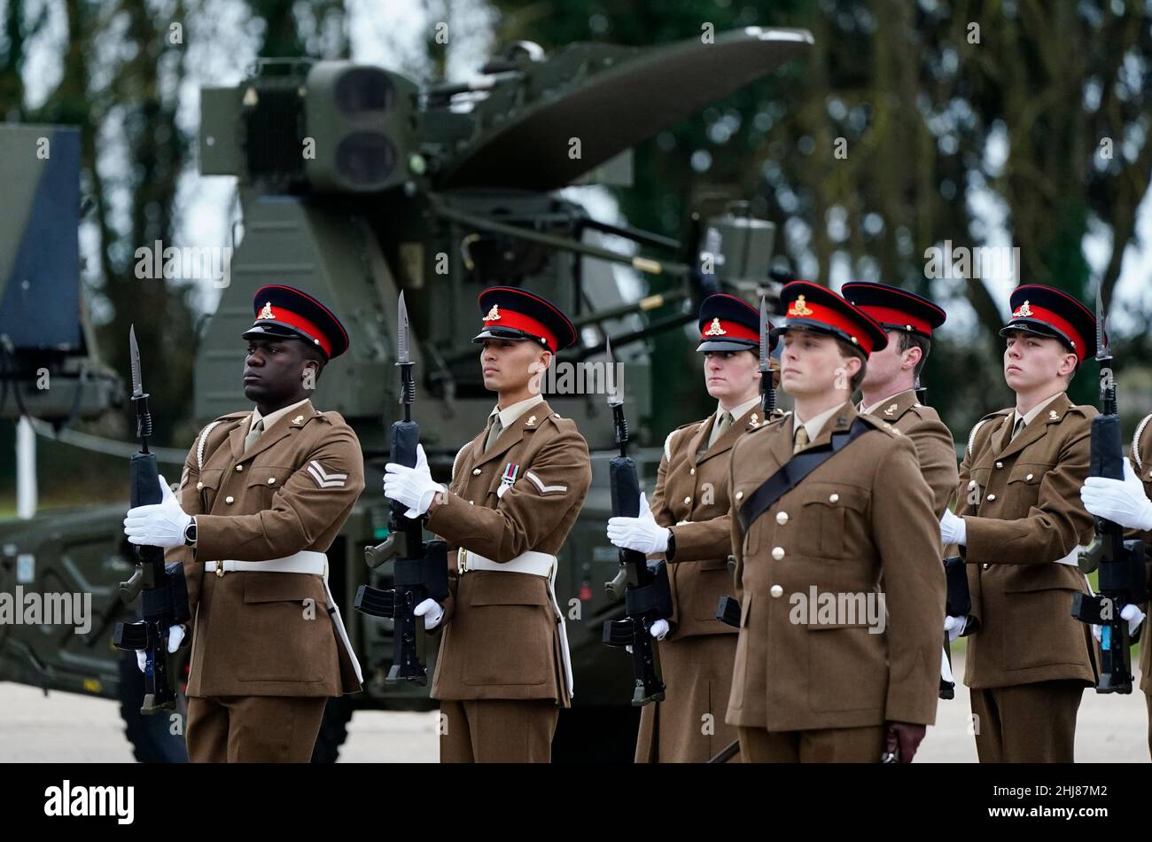 Soldaten der Royal Artillery des Regiments 16 nehmen an der Parade zum