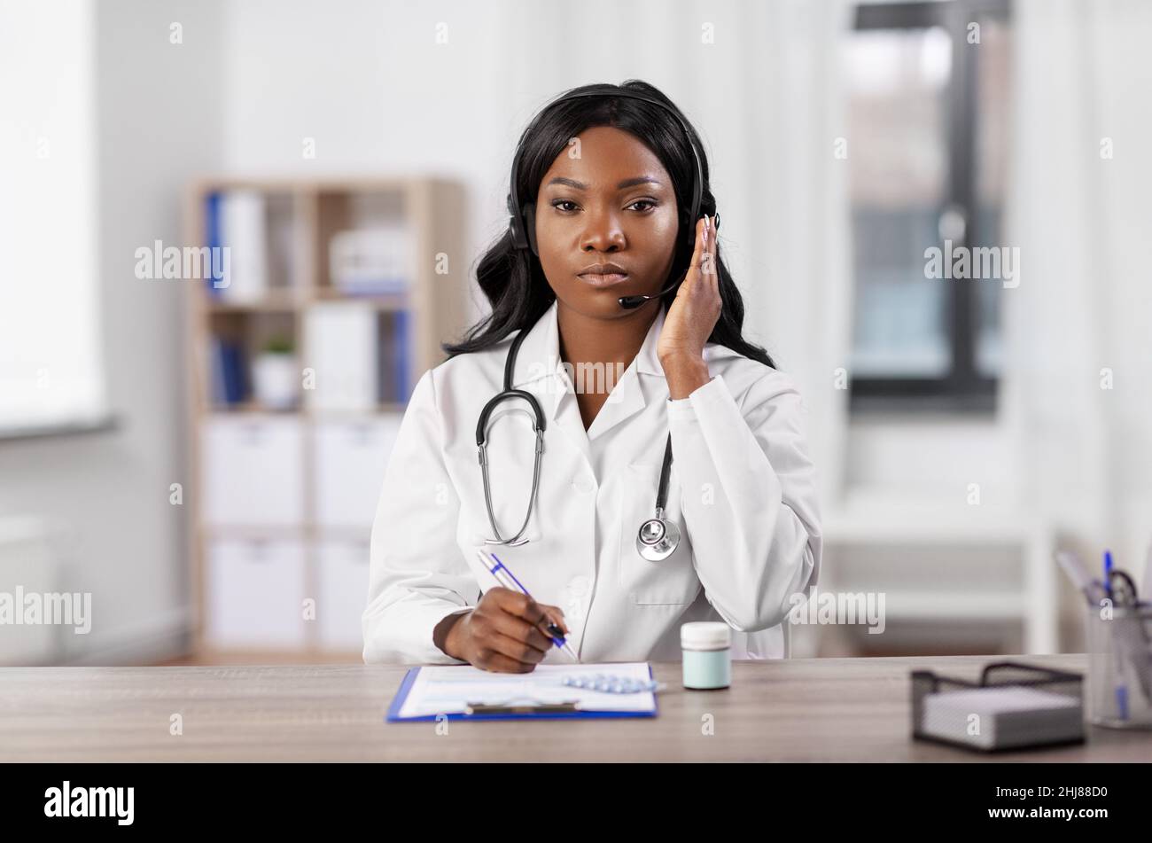 afroamerikanischer Arzt mit Headset im Krankenhaus Stockfoto