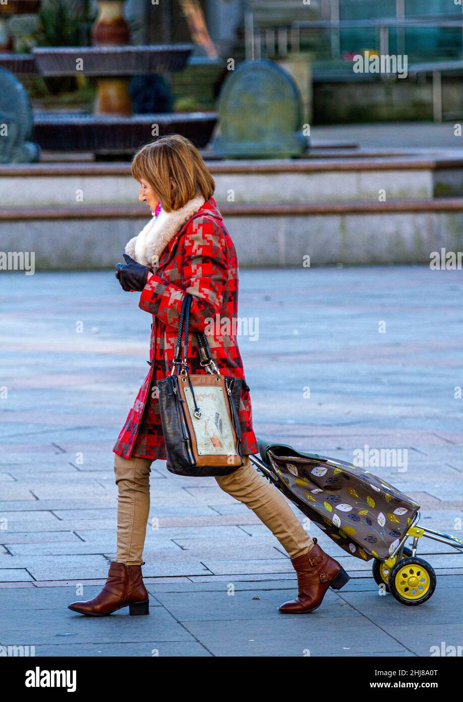 Dundee, Tayside, Schottland, Großbritannien. 27th. Januar 2022. UK Wetter: An einem kalten und sonnigen Januartag erreichten die Temperaturen in Teilen von Nordostschottland 9 Grad Trotz der Tatsache, dass die Covid-Beschränkungen im ganzen Land gelockert wurden und Gesichtsbezüge draußen nicht mehr benötigt werden, tragen viele Menschen sie weiterhin. Einheimische treffen sich an einem frischen Wintertag im Stadtzentrum von Dundee und gehen einkaufen. Kredit: Dundee Photographics/Alamy Live Nachrichten Stockfoto