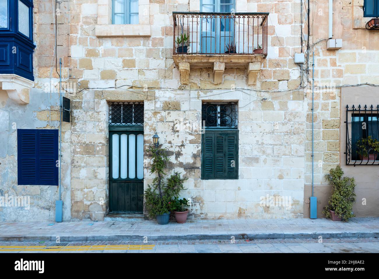 Valletta, Malta - 01 06 2022: Traditionelle Fassade von Wohnhäusern im mediterranen Stil Stockfoto