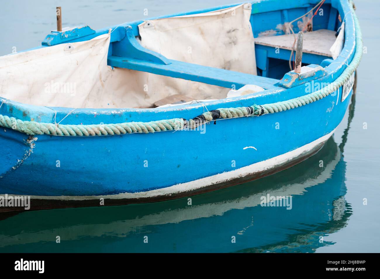 Marsaxlokk, Malta - 01 07 2022: Kleines blaues Schiff am Hafen Stockfoto