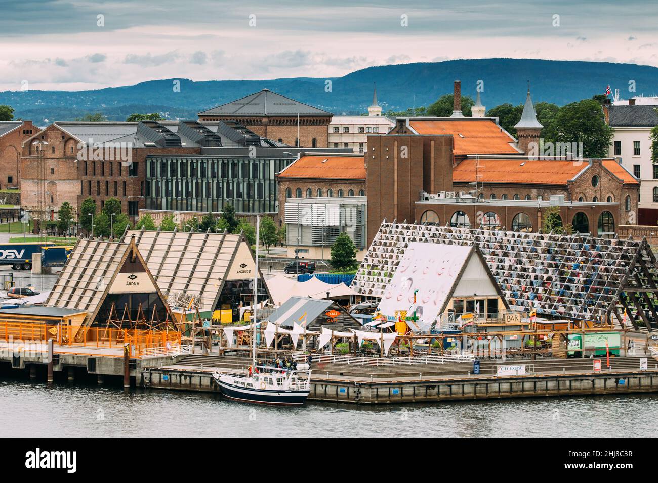 Oslo, Norwegen - 12. Juni 2019: Nomadisches Kunstprojekt SALT on Langkaia. Das Projekt vereint Kunst, Musik, Essen und Architektur in mehreren Stockfoto