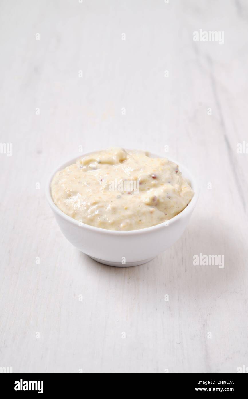 Kleine Schüssel mit caesar-Sauce für Salat Stockfoto