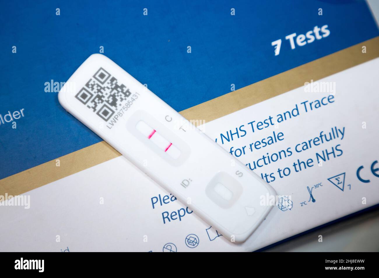 Lateral-Flow-Test / LFT / LFD / Lateral-Flow-Device-Kit, das während des Antigen-Hometests in London positiv (mit zwei roten Linien) auf COVID 19-Virus-Coronavirus getestet wurde. VEREINIGTES KÖNIGREICH. Der Test (durch Flowfex hergestellt in China) hat Virus in der Probe Nasenabstrich aus der Nase gefunden. (128) Stockfoto