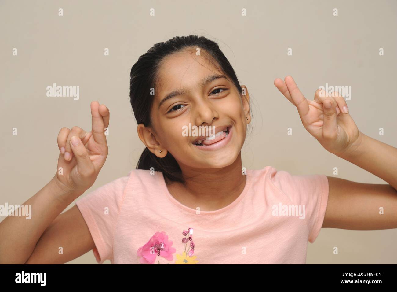 Mumbai Maharashtra Indien Asien Sep. 07 2921 Indisch Acht Jahre kleines niedliches Mädchen mit Kreuzfinger. Stockfoto