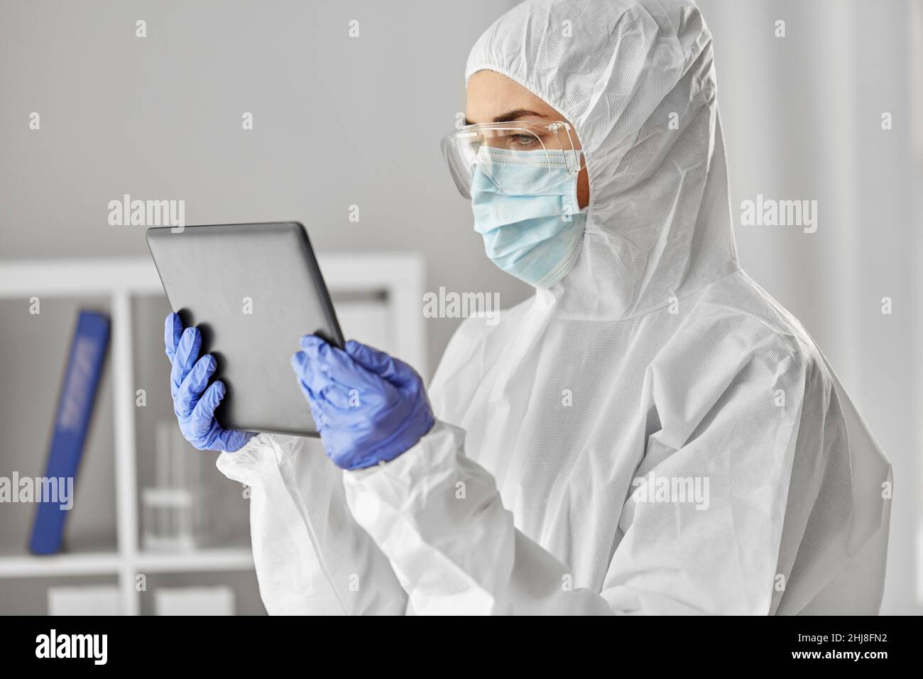 Arzt in Schutzkleidung mit Tablet-Computer Stockfoto