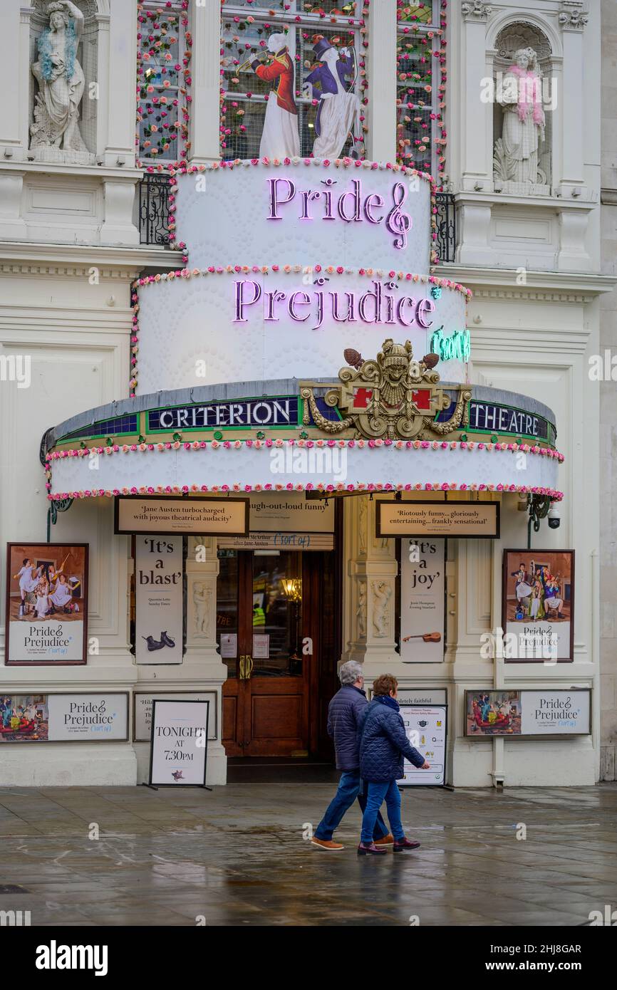 London, Großbritannien. 27. Januar 2022. Ein grauer Morgen in der Hauptstadt mit wenigen Einkäufern und Besuchern wird durch das Äußere des West End-Theaters aufgehellt. Stockfoto