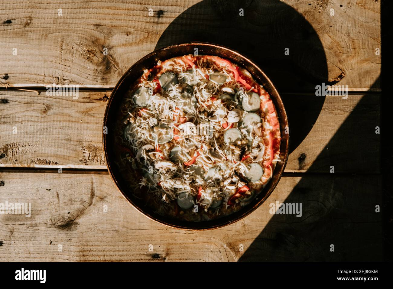 Blick aus der Ferne auf hausgemachte Pizza auf dem Tisch, hausgemachte Pizza Stockfoto