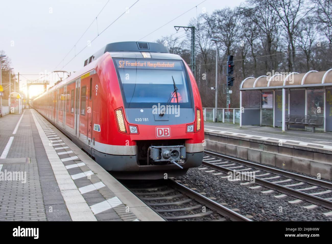 Die Fernbahnlokomotive der Deutschen Bahn fährt vom S-Bahnhof ab. Deutschland, Frankfurt am Main. 14. dezember 2019 Stockfoto